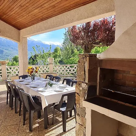 Avec Vue Panoramique Sur Les Montagnes *